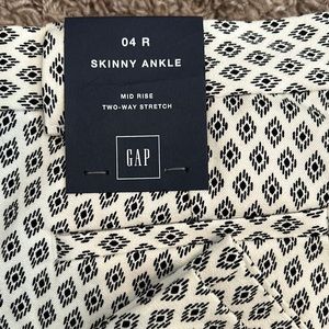 Never wore GAP dressy capris. Perfect for the spring/ summer or office wear.